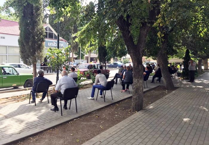 Unibank filialları müştərilərinə xidmət formasını dəyişdi - FOTOLAR