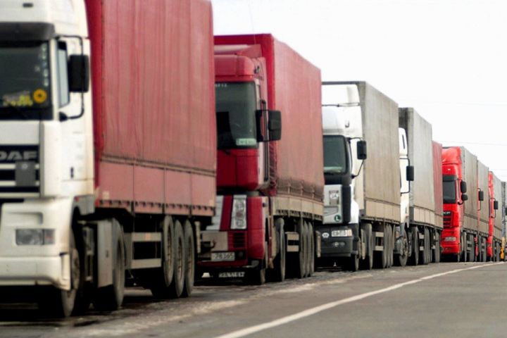 “Qırmızı Körpü” gömrük postunda böyük sayda yük maşınları var