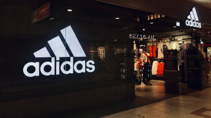 Adidas Rusiyadakı mağazalarının işini və onlayn ticarətini dayandıracaq