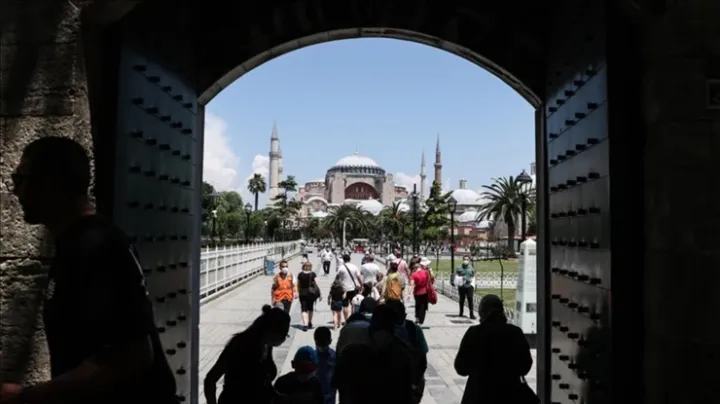 Türkiyəyə gələn xarici turistlərin sayı 50 milyonu keçib