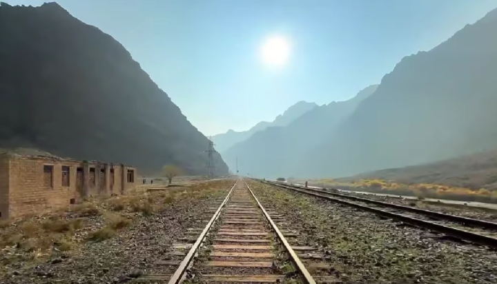 Naxçıvanda Azərbaycanın əsas hissəsilə quru əlaqəsini təmin edəcək xəttin yenidən qurulması davam edir