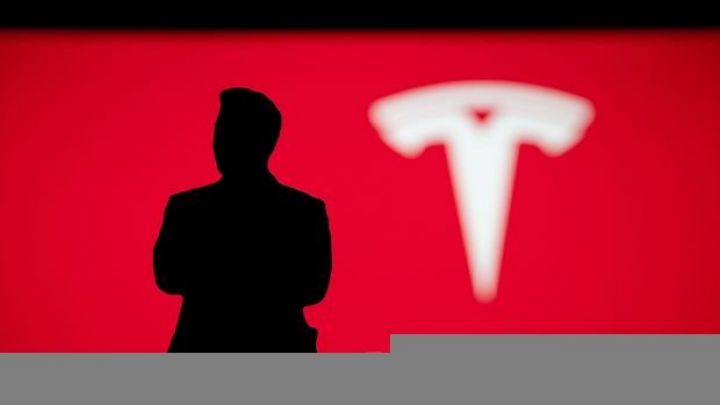 İlon Mask Tesla səhmlərini satmağa davam edir