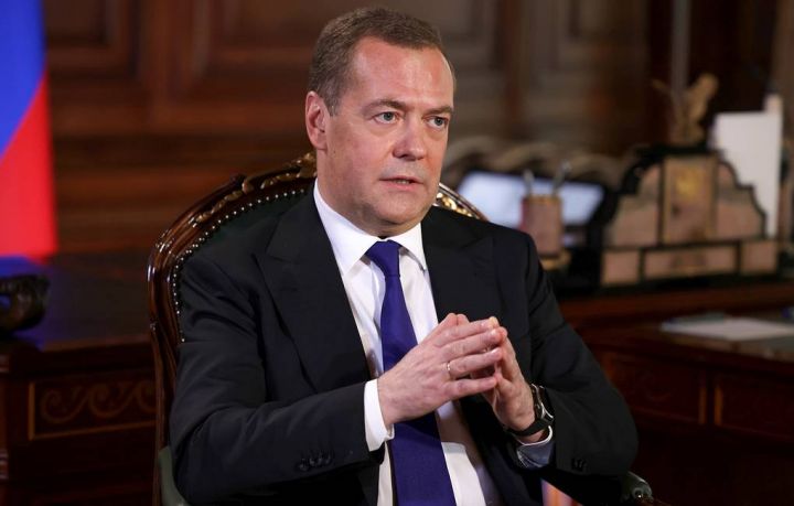 Medvedev, Qərbi dünyada ərzaq qiymətlərini aşağı salmaq üçün sanksiyaları ləğv etməyə çağırıb