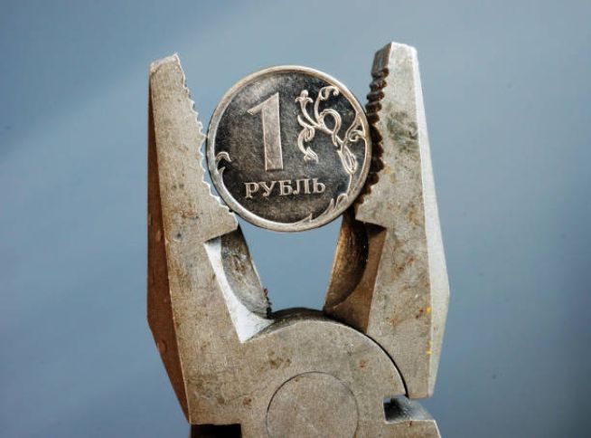 Rusiyanın xarici ticarətdə rubla və dost ölkələrin valyutalarına keçməsi problem yaradıb - QITLIQ