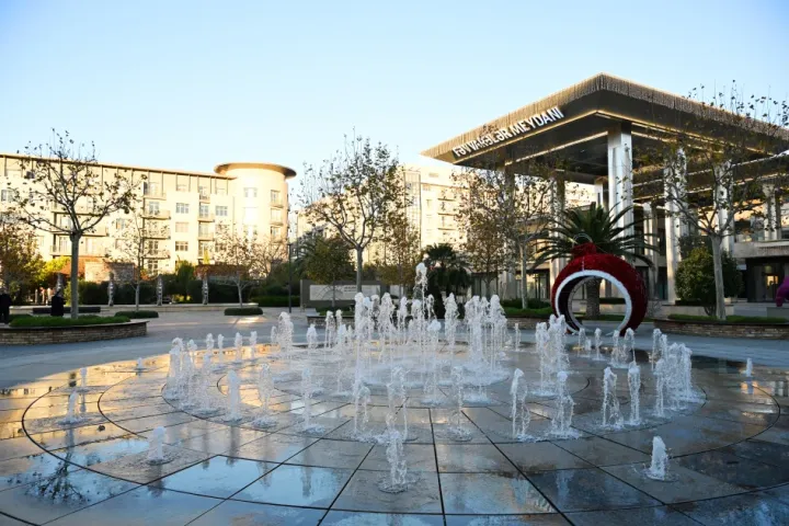 “Bakı Ağ Şəhər”də asma piyada körpüsü açıldı