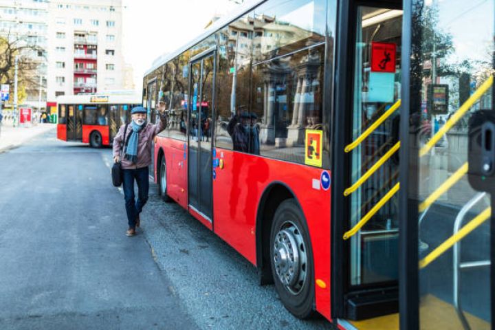 Bakıda avtobuslarda təqaüdçü və tələbələrə güzəştli gediş haqqı tətbiq olunacaq