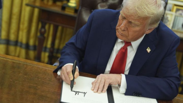 Tramp Kubaya neft satan ölkələrə gömrük tarifi tətbiqini nəzərdə tutan sərəncam imzalayıb